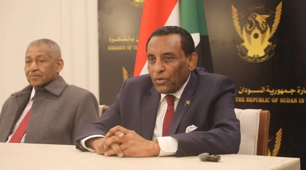 رئيس الوزراء السوداني خلال حديث لصحافيين مصريين بالقاهرة (مجلس الوزراء السوداني)