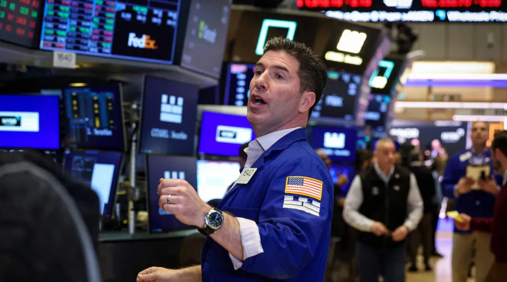 متداول في بورصة نيويورك (رويترز)