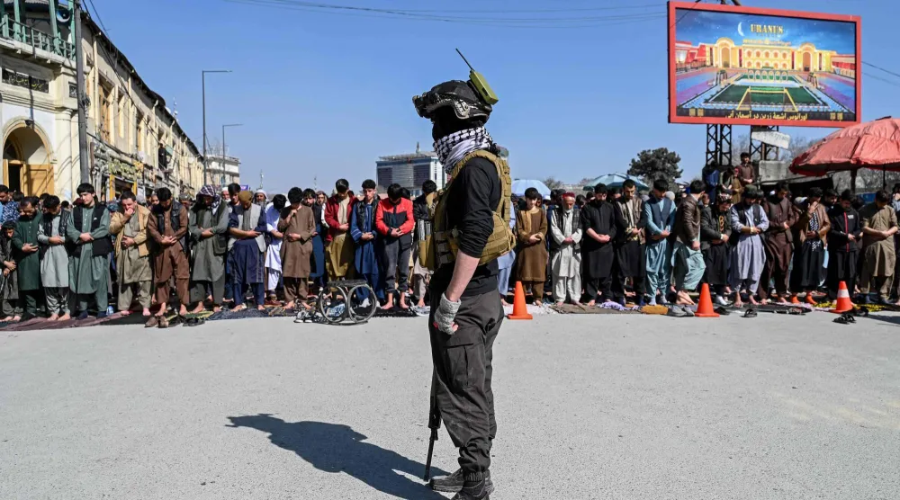  أحد عناصر حركة «طالبان» الأفغانية في كابل (أ.ف.ب)
