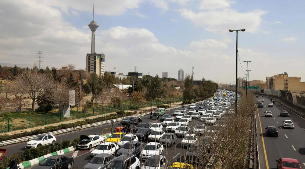 زحمة سير في إحدى الطرق السريعة وسط طهران (أ.ف.ب)