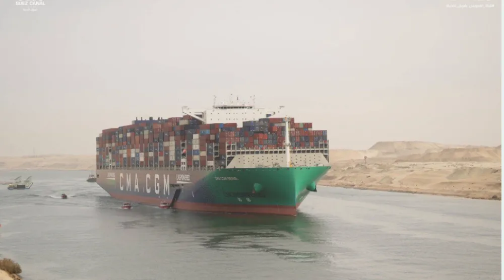 السفينة الفرنسية «CMA CGM SEINE» العملاقة خلال مرورها من قناة السويس في يناير الماضي (هيئة قناة السويس)