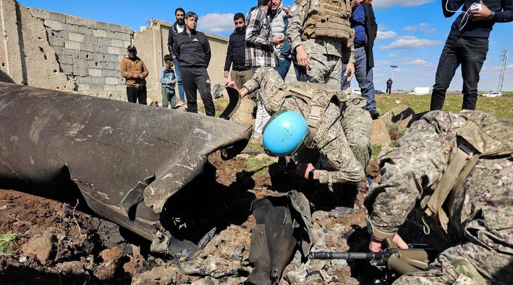 قوات الأمم المتحدة تتفقد بقايا صاروخ إيراني في القنيطرة (أ.ف.ب)