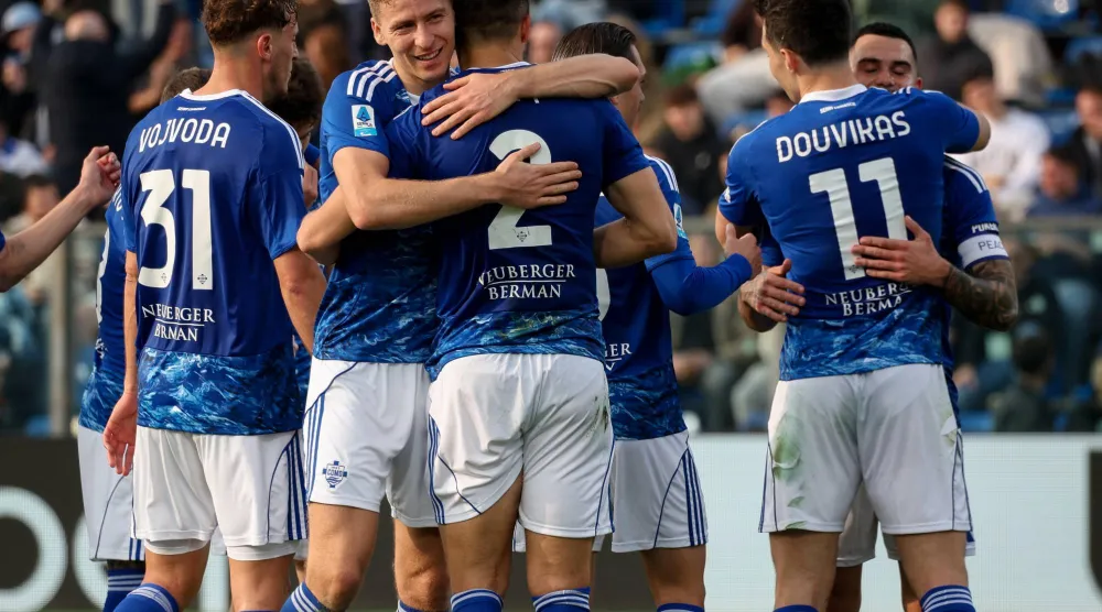 فرحة لاعبي كومو بالفوز على ليتشي (إ.ب.أ)