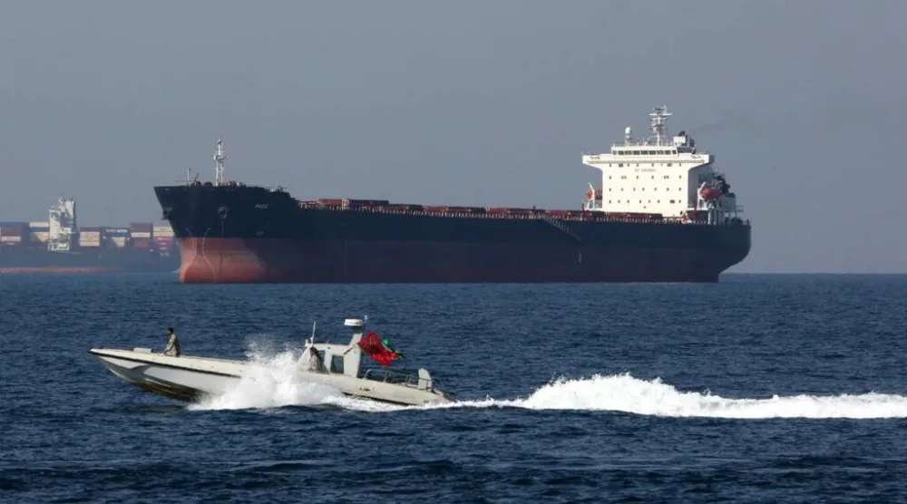 جنود إيرانيون بالقرب من ناقلة نفط في مضيق هرمز (أرشيفية - أ.ف.ب)