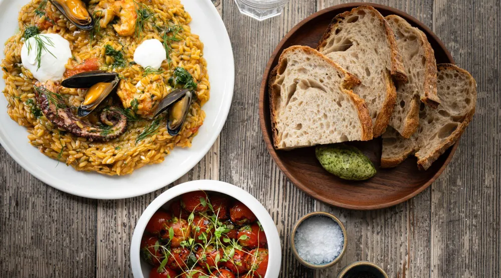 أورزوتو ثمار البحر مع مقبلات أخرى (الشرق الاوسط)