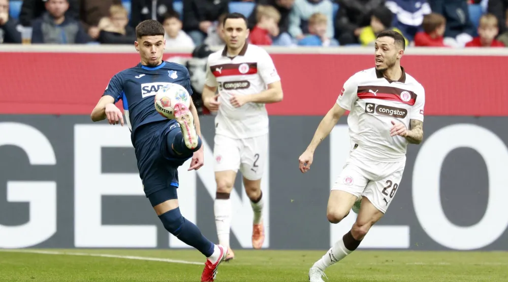 هوفنهايم سقط على ملعبه أمام ضيفه سانت باولي (د.ب.أ)