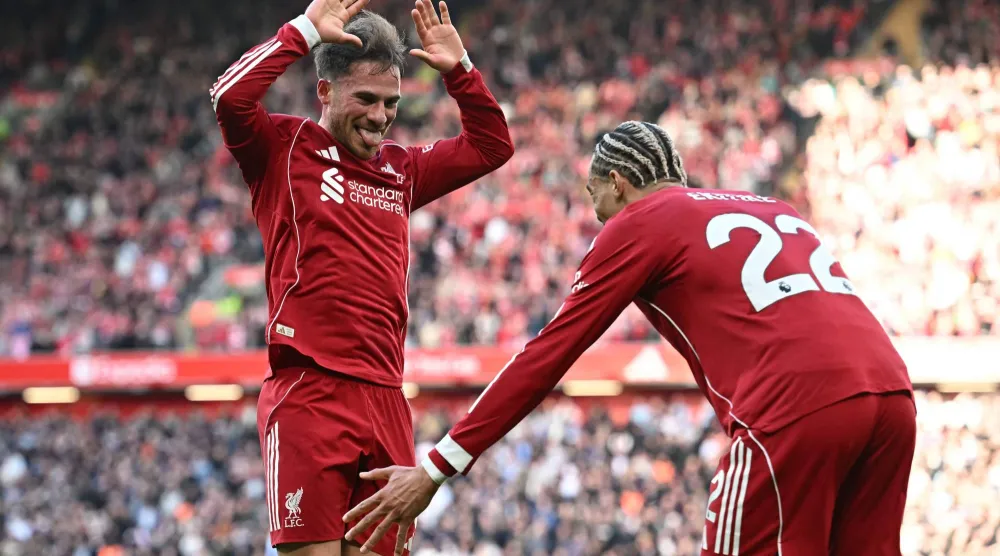 احتفالية ثنائي ليفربول ماك أليستر وإيكيتيكي بالفوز الكبير على وست هام (أ.ف.ب)