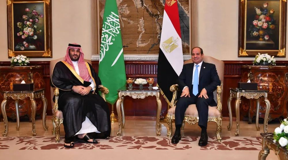 الرئيس المصري عبد الفتاح السيسي خلال لقاء سابق مع ولي العهد السعودي الأمير محمد بن سلمان (الرئاسة المصرية)