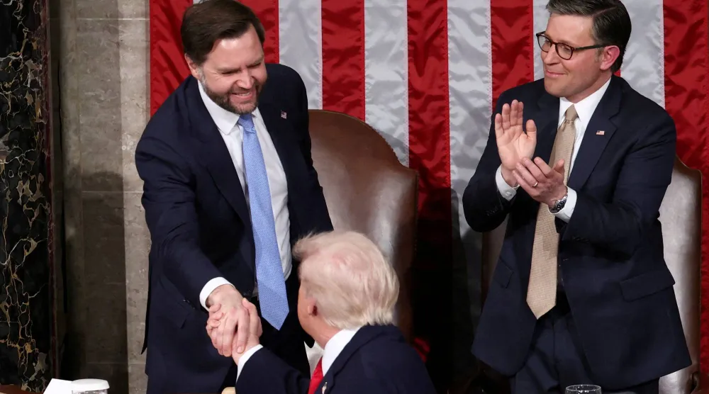 الرئيس الأميركي دونالد ترمب يصافح نائبه جي دي فانس بينما يصفق رئيس مجلس النواب مايك جونسون خلال خطاب «حالة الاتحاد» يوم 24 فبراير (رويترز)