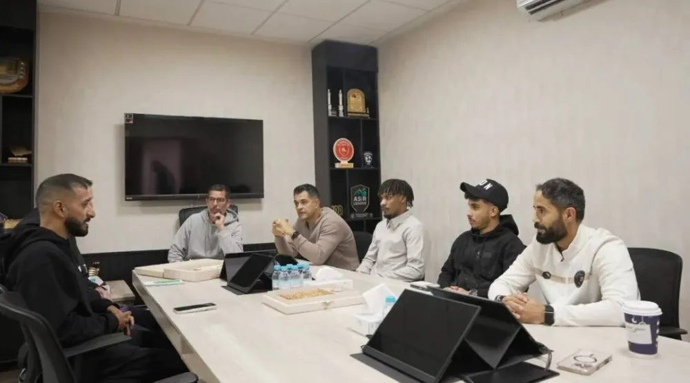 من زيارة الجهاز الفني المساعد للمنتخب السعودي لنادي ضمك (موقع النادي)