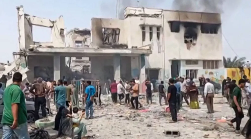 صورة من التلفزيون الإيراني الرسمي لموقع الضربة التي استهدفت مدرسة للبنات في جنوب البلاد (أ.ف.ب)