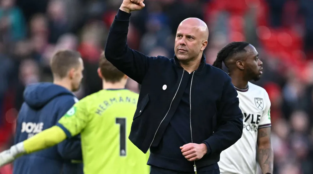 سلوت يحتفل بعد نهاية المباراة (أ.ف.ب)