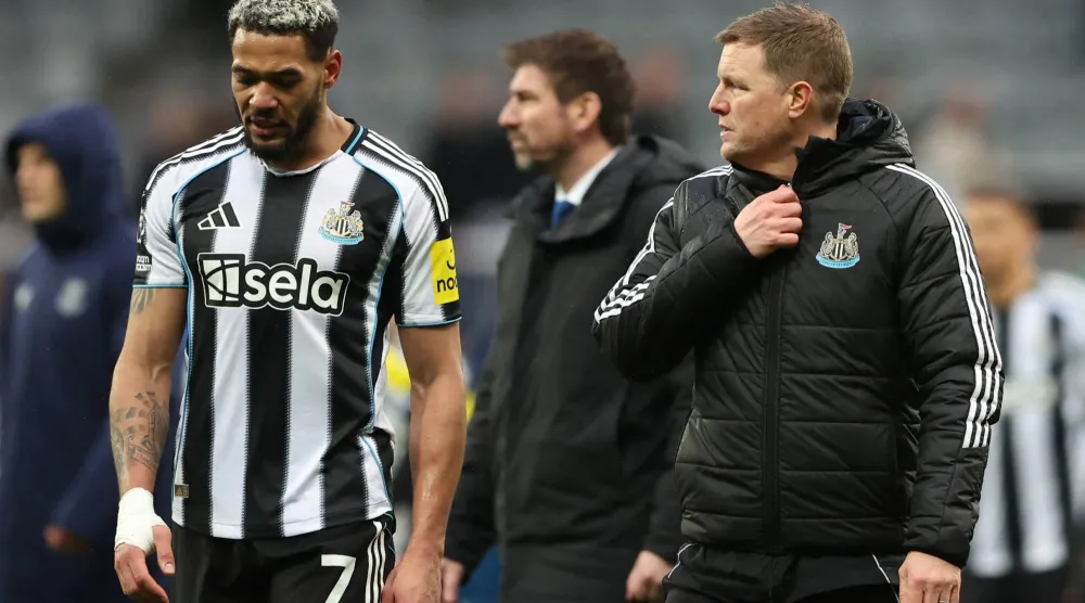 هاو مع لاعبه جويلينتون بعد نهاية المباراة (رويترز)