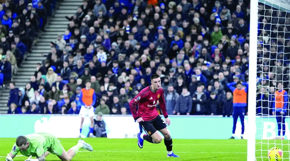 
سيسكو يهز شباك إيفرتون بهدف فوز مانشستر يونايتد (د.ب.أ)