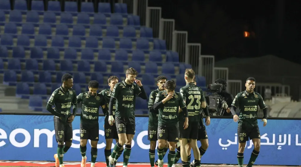 لاعبو الخلود يحتفلون بهدف باهبري الثاني (تصوير: عدنان مهدلي)