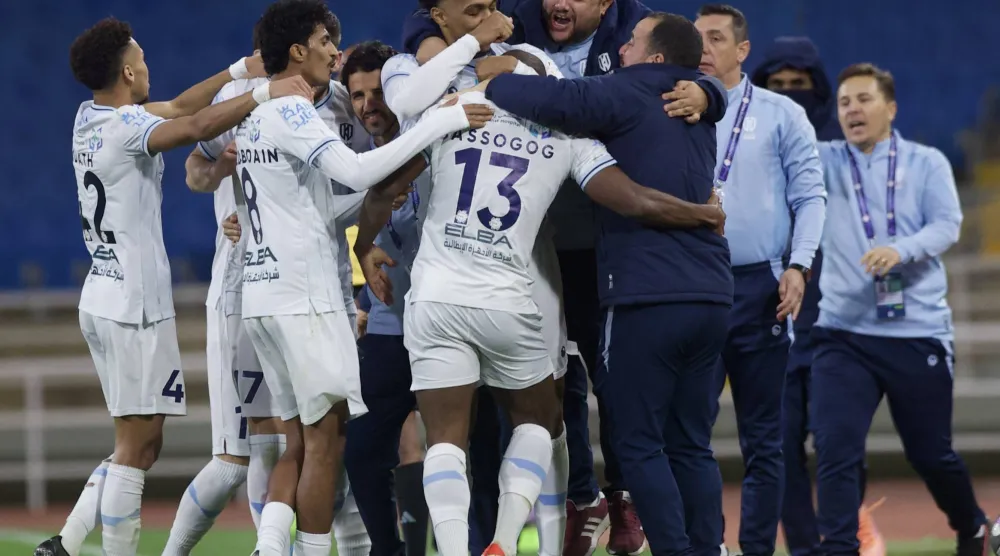 لاعبو الخلود يحتفلون بأحد أهدافهم في المباراة (تصوير: نايف العتيبي)