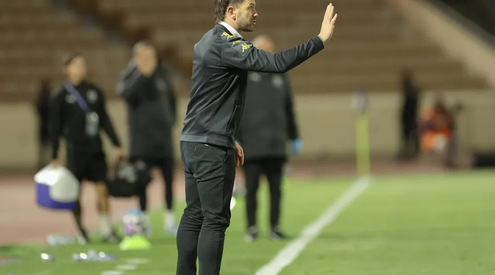 الإنجليزي ديس باكنغهام مدرب الخلود (تصوير: عدنان مهدلي)