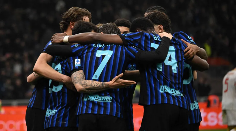 لاعبو الأنتر يحتفلون بالهدف الثاني (أ.ف.ب)