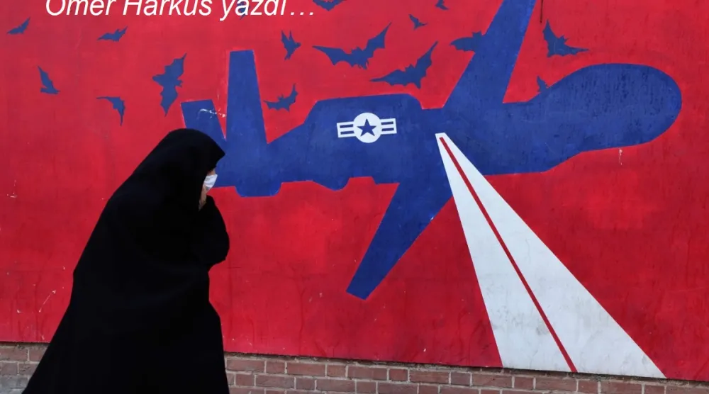 Tahran'daki eski ABD büyükelçiliğindeki bir duvar resminin önünde İranlı kadın, 1 Şubat (AFP)