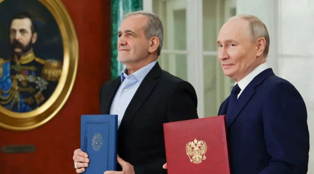 Rusya Devlet Başkanı Vladimir Putin ve İran Devlet Başkanı Mesud Pezeşkiyan, iki ülke arasındaki Kapsamlı Stratejik Ortaklık Anlaşması'nın imza töreninde, Kremlin, Rusya, 17 Ocak 2025 (Reuters)