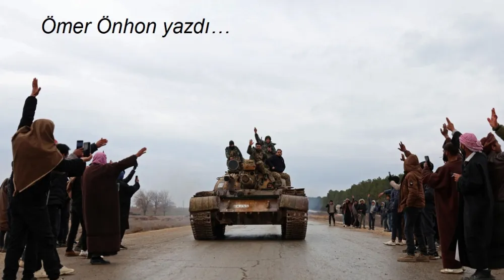 Suriye'nin kuzeyindeki Meskene'den çekilmesinin ardından SDG mevzilerini ele geçiren Suriyeli askerler bir tankın üzerinde, 17 Ocak 2026 (AFP)