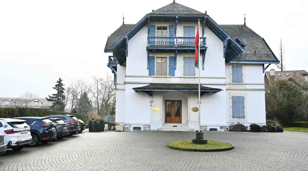 Bu fotoğraf, 17 Şubat 2026 tarihinde İsviçre’nin Cenevre kentinde İran ile ABD arasında dolaylı nükleer müzakereler öncesinde Umman Başkonsolosluğu’nu gösteren bir kare (AFP)