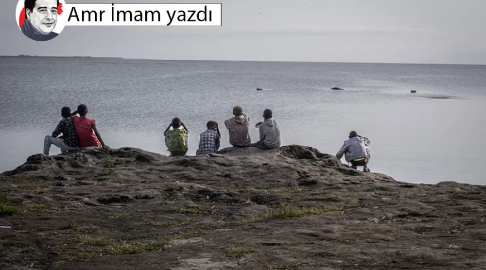 Batu'da, Etiyopya'nın Orta Rift Vadisi'nde aşırı kullanım ve kirlilik nedeniyle uzun süredir sorunlu göllerden biri olan Dembel Gölü kıyılarına yaklaşan su aygırlarını merakla izleyen bir grup çocuk, 22 Mayıs 2025 (AFP)