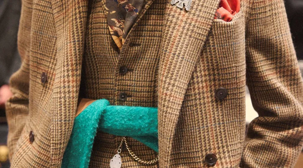 التويد بشكله الطبيعي المائل إلى الخشونة في عرض «رالف لورين» الأخير للموسم المقبل (رالف لورين)