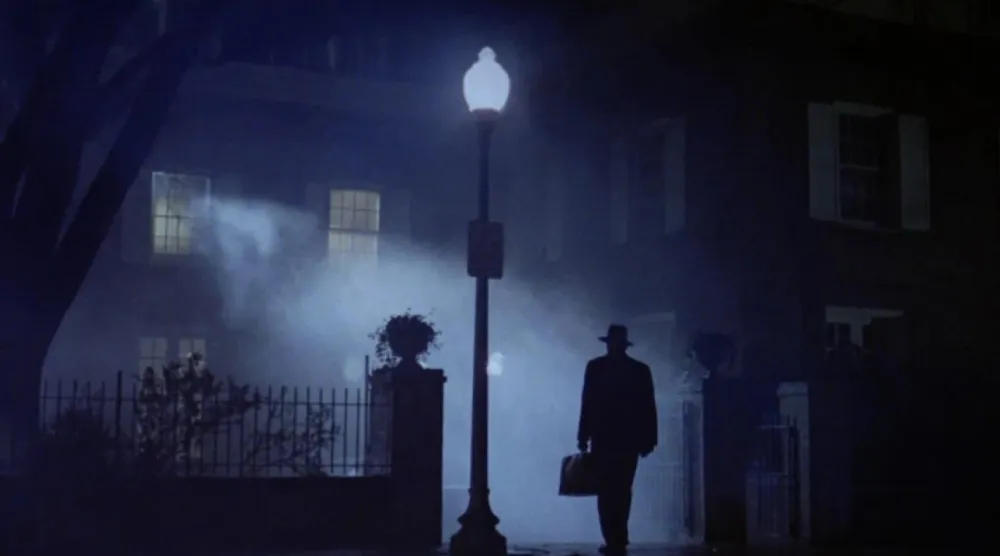 William Peter Blatty'nin 1971 tarihli çok satan romanından yine Blatty tarafından beyazperdeye uyarlanan Şeytan, iki Katolik rahibin genç bir kızın bedenini ele geçiren şeytani varlığa karşı verdikleri mücadeleyi anlatıyor (Warner Bros.)