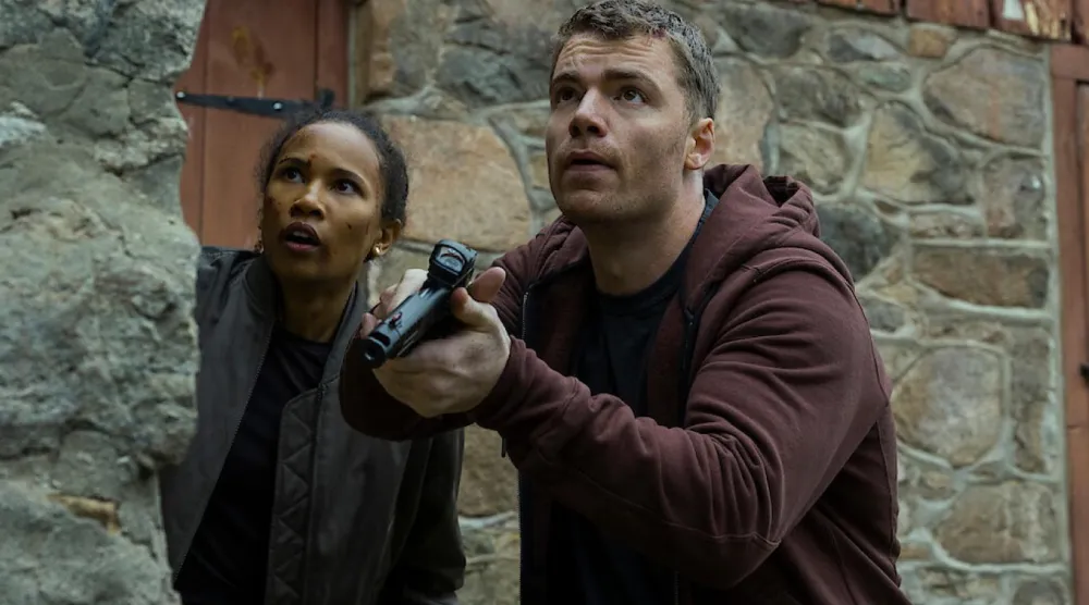 The Night Agent'ın üçüncü sezonunda Gabriel Basso'ya (sağda), Chelsea Arrington rolünde 31 yaşındaki Fola Evans-Akingbola (solda) eşlik etti (Netflix)