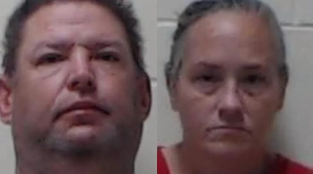 Edward Downing ve Stephanie Skeris'e birden fazla dolandırıcılık ve çocuk ihmali suçu isnat edildi (Dixie County Şerif Bürosu)