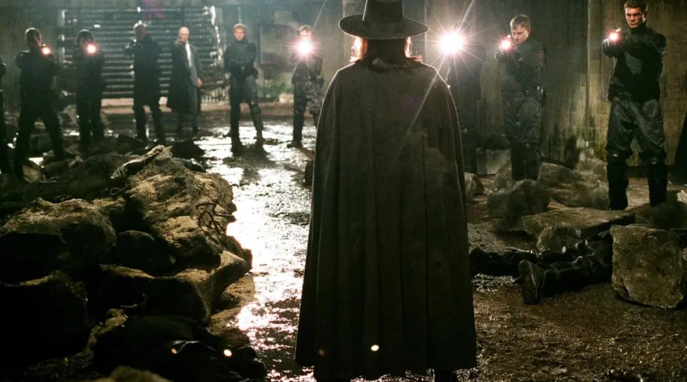 2006'da vizyona giren V for Vendetta, terör olaylarında büyük kayıplar verdikten sonra kurtuluşu baskıcı bir yönetimde bulan Britanya halkının uyanış öyküsünü anlatıyor (Warner Bros. Pictures)