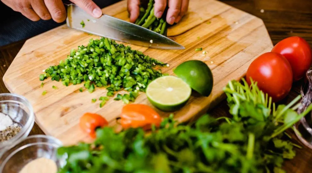 Japonya'da yaklaşık 11 bin kadın ve erkek üzerinde yapılan 6 yıllık yeni bir araştırmaya göre haftada en az bir kez evde yemek yapmak, yaşlılarda bunama riskini azaltmaya yardımcı olabilir (Unsplash)