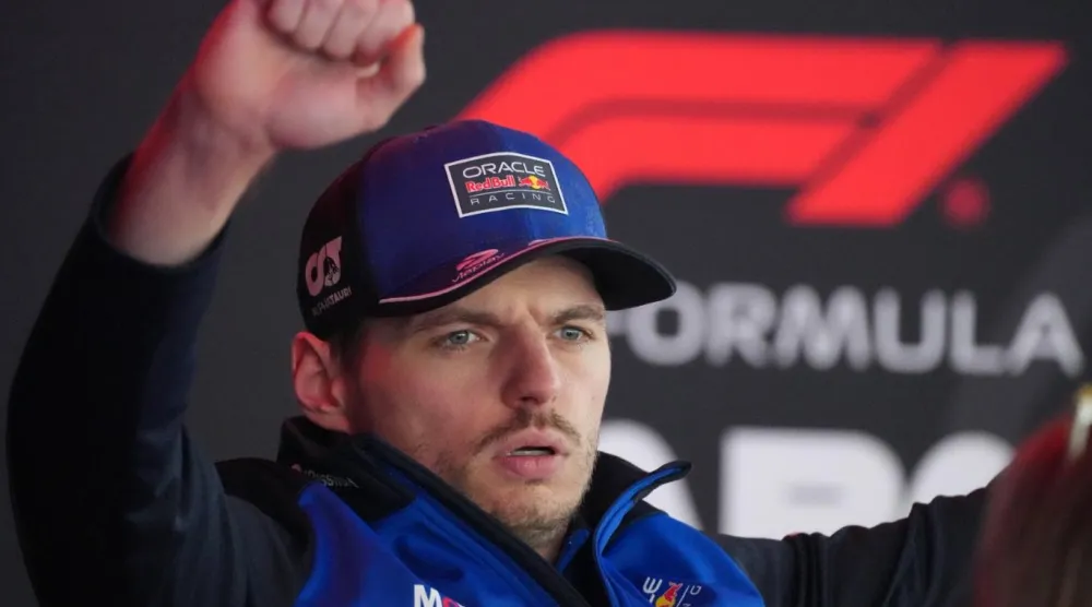 Red Bull'un Hollandalı pilotu Max Verstappen, basınla konuşmadan önce esniyor (AP)