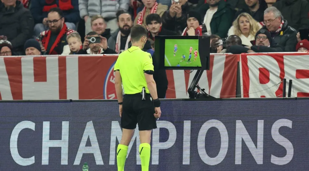 Büyük futbol liglerinden üst düzey kaynaklar, VAR'ın kalıcı olduğunu söylüyor (AFP)