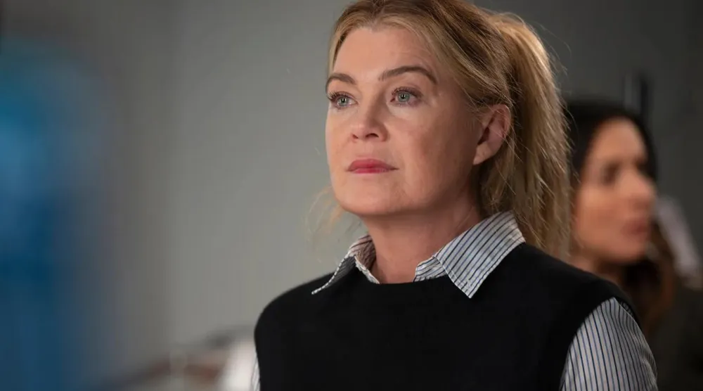 56 yaşındaki Altın Küre adayı Ellen Pompeo, 2022'deki 19. sezonda Meredith Grey karakterini canlandırmayı bıraksa da konuk oyuncu olarak dizide yer almayı sürdürüyor (ABD)