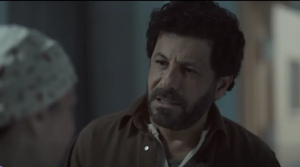 إياد نصار في لقطة من مسلسل «صحاب الأرض» (الشركة المنتجة)
