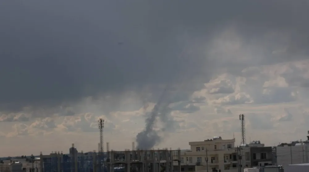 Dün Erbil Havaalanı yakınlarında ABD güçlerini hedef alan bir İHA saldırısının ardından yükselen duman (EPA)