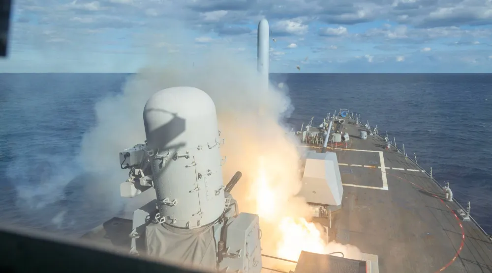 إطلاق صاروخ توماهوك من إحدى المدمرات الأميركية خلال العمليات العسكرية ضد إيران (القيادة المركزية الأميركية) 