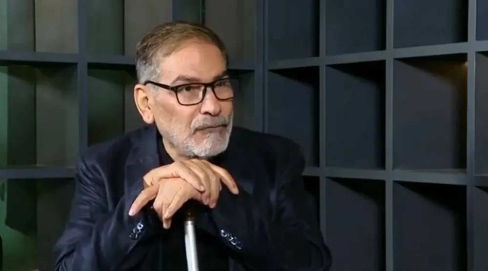  İran televizyonu tarafından yayınlanan bir videodan alınan bu karede, Şemhani, 13 Haziran 2025'te kendisine yönelik suikast girişiminden bahsederken görülüyor.