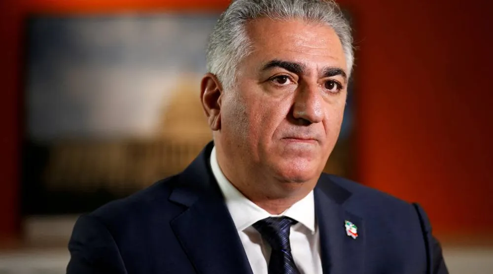 رضا بهلوي خلال مقابلة صحافية في يناير 2018 (رويترز)