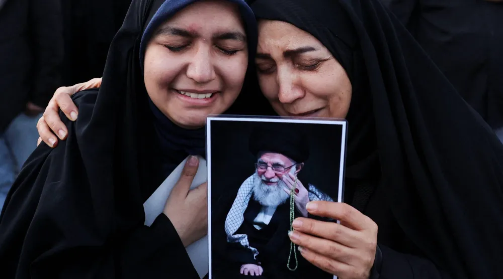 إيرانيات يبكين المرشد الأعلى الإيراني علي خامنئي في طهران (رويترز)