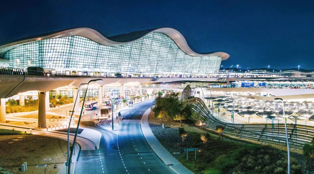 حالة وفاة و7 إصابات جراء اعتراض طائرة مسيّرة استهدفت مطار زايد الدولي في أبوظبي الأحد (وام)