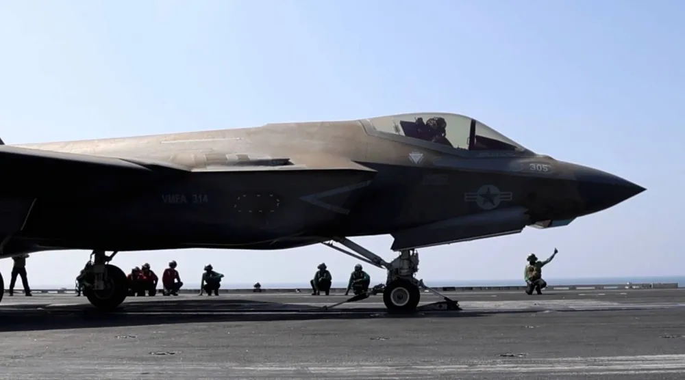 صورة من مقطع بثته القيادة المركزية الأميركية لطائرة من طراز «إف-35» تنطلق من حاملة طائرات لدعم عملية «ملحمة الغضب» (ا.ب)
