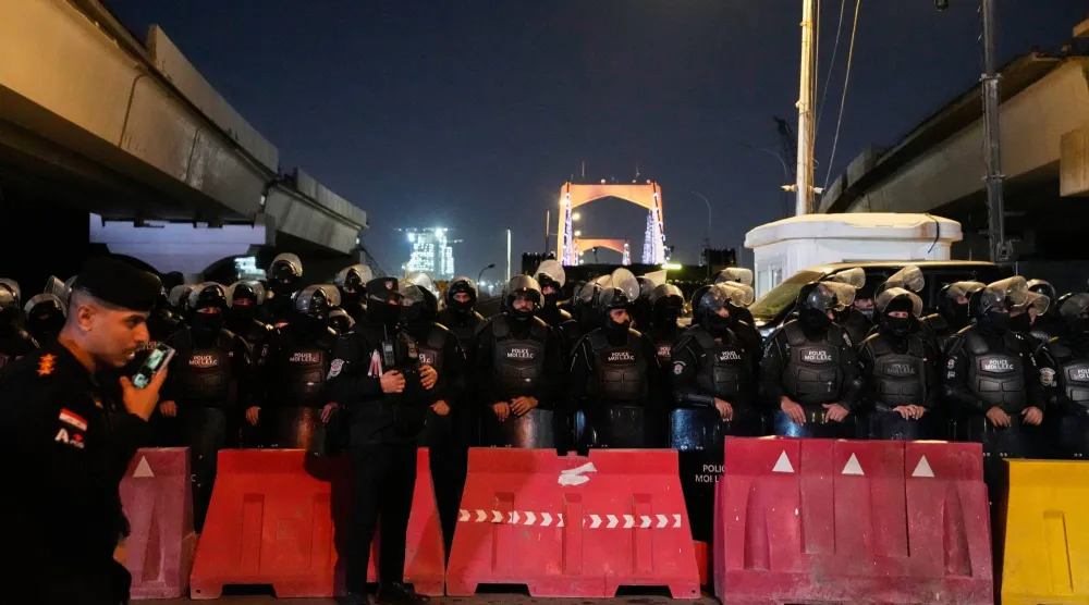 قوات الأمن العراقية تغلق الجسر المؤدي إلى المنطقة الخضراء حيث تقع السفارة الأميركية في بغداد (ا.ب)