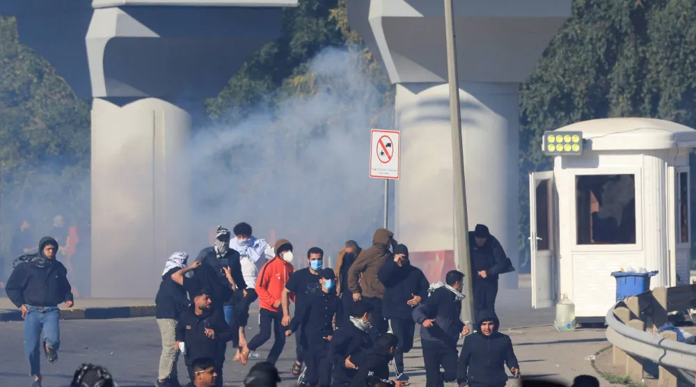 متظاهرون يتجمّعون قرب مدخل المنطقة الخضراء وحاولوا التوجه نحو السفارة الأميركية عقب مقتل المرشد الإيراني علي خامنئي (رويترز)