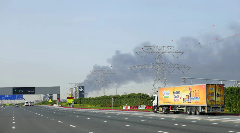 تصاعد الدخان من ميناء جبل في دبي علي عقب هجوم إيراني اليوم (رويترز)
