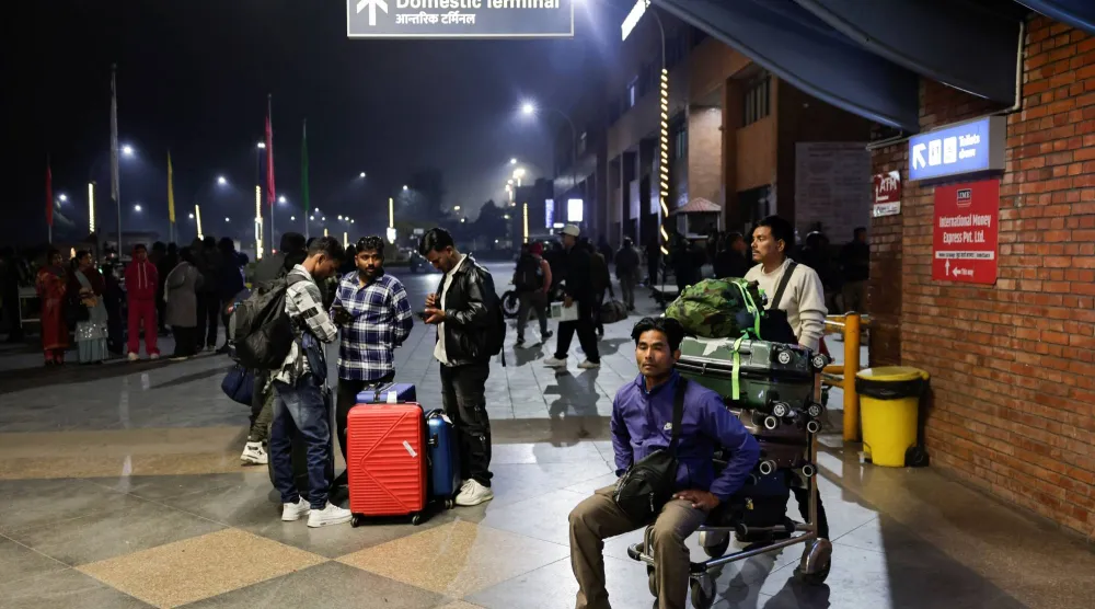 ركاب عالقون ينتظرون في مطار تريبهوفان الدولي في كاتماندو بنيبال بعد إلغاء جميع رحلات المساء المتجهة إلى الشارقة والدوحة ودبي ومدينة الكويت وأبوظبي والدمام عقب الضربات التي شنتها الولايات المتحدة وإسرائيل على إيران (رويترز)