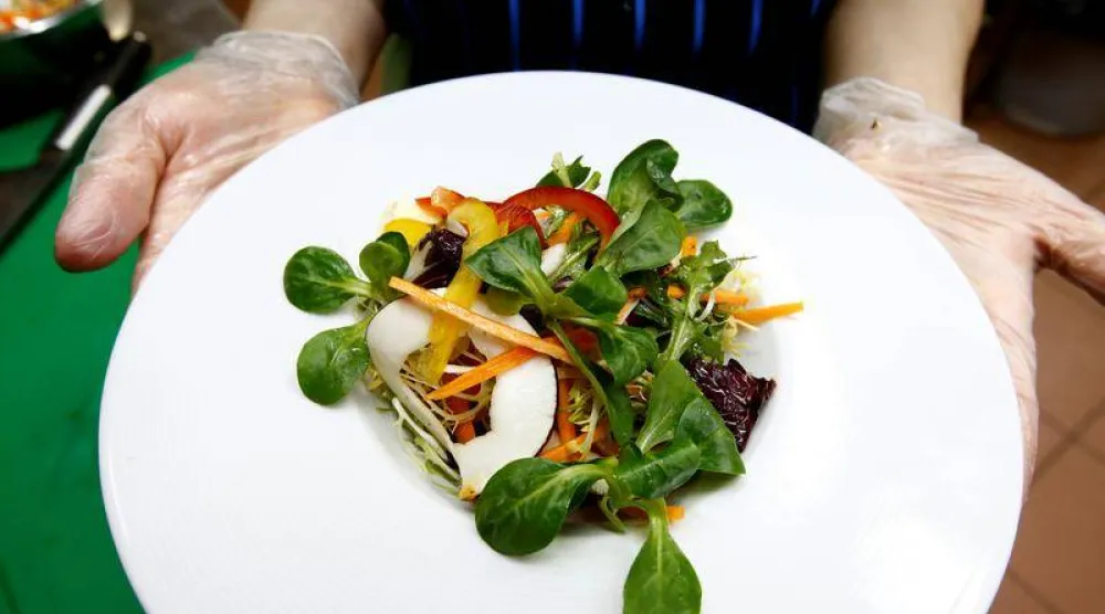 النظام الغذائي النباتي يقلل خطر الإصابة ببعض أنواع السرطان (رويترز)