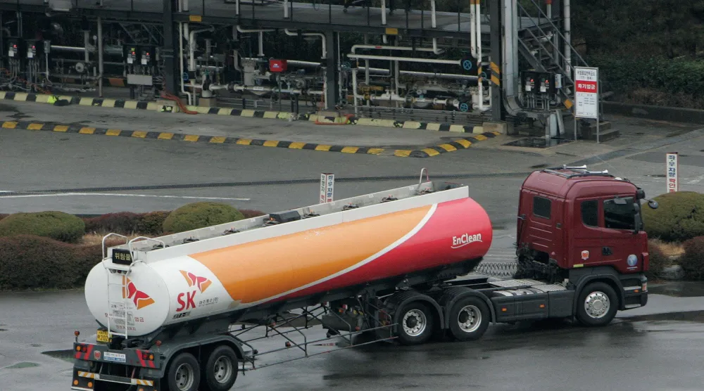 شاحنة وقود تتحرك بعد تحميلها في المصفاة الرئيسية لشركة «إس كيه إنرجي» كبرى شركات تكرير النفط بكوريا الجنوبية (رويترز)
